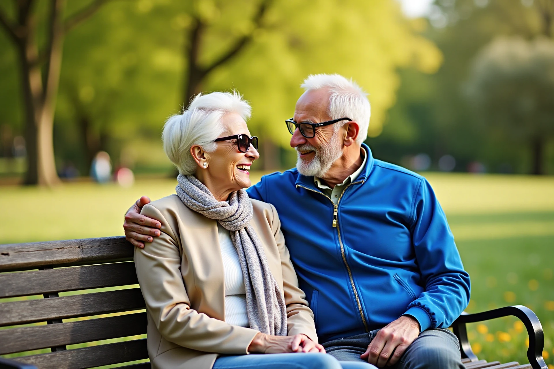 Szczesliwa para seniorow na lawce w parku po udanej operacji zacmy